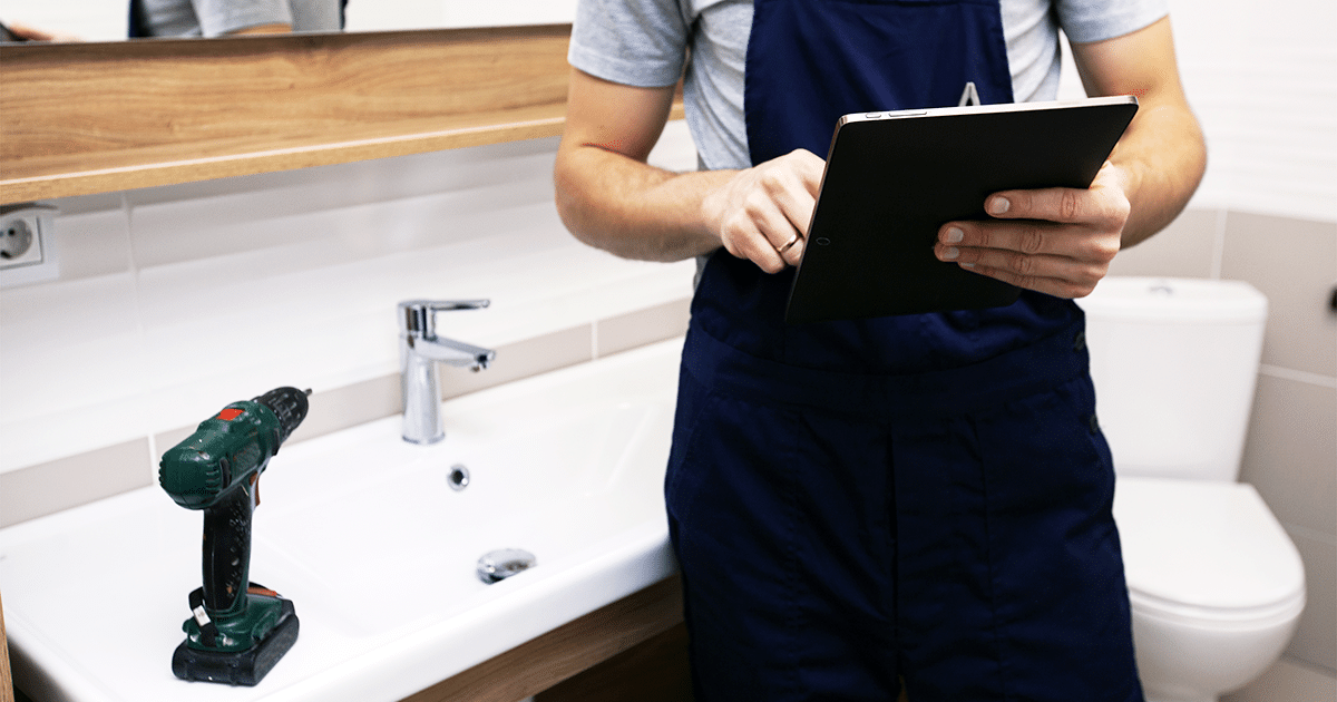 Arbeiter hält ein Tablet